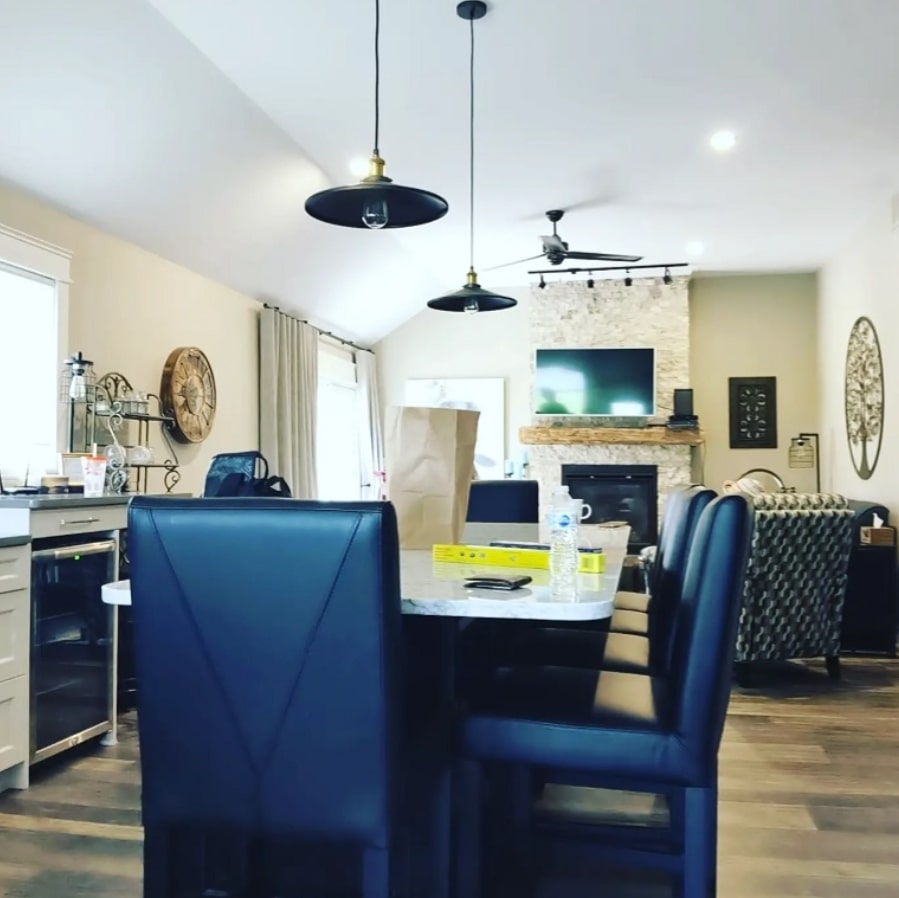 CornerCottageON's tweet photo. Book your Getaway today &amp; enjoy 1000 square feet of luxury and comfort in our #CornerCottage located in #BeaverValley, ON. 

Close to ski resorts &amp; the #BruceTrail, you &amp; your family will have plenty to do and see. 

#cornercottagegreycounty #cornercottage #cottage #cottagelife https://t.co/eVRKHQxgv5