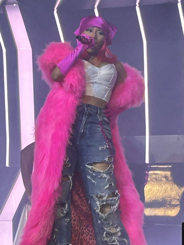 PF2Tour's tweet photo. 📋 | FULL SETLIST FOR TONIGHT’S #GagCityBirmingham:

I’m The Best
Barbie Dangerous
FTCU
Beep Beep
Hard White
Press Play
Win Again
Big Difference

— Beez in the Trap —

Pink Birthday
Feeling Myself
Favorite (shortened)
Cowgirl
RNB
High School
Needle

— Ganja Burn —

Chun-Li
Red Ruby da Sleeze
Forward from Trini/Black Barbies
Barbie World
Roman’s Revenge
Monster

— Are You Gone Already —

Fallin 4 U
Right Thru Me
Save Me
Your Love
Let Me Calm Down

— Nicki Hendrix/Last Time I Saw You —

Super Freaky Girl
Anaconda
Hold Yuh
Crocodile Teeth/Side to Side/Bang Bang
Pink Friday Girls
Super Bass
Moment 4 Life
Pound The Alarm
Starships
Everybody