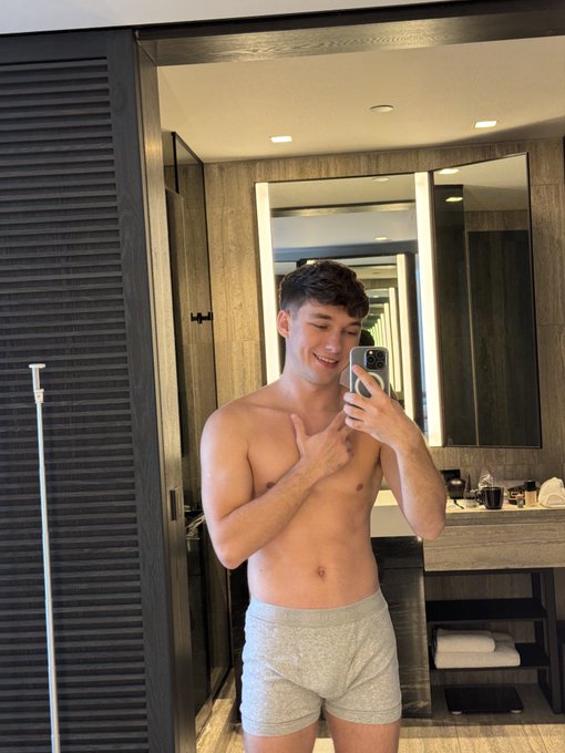Just a simple guy sending hugs https://t.co/Bk8XUaxfLt