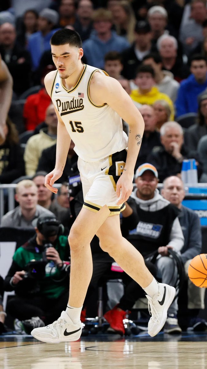 Purdue has had a 7-footer every year since 2012 😭 7’4” Zach Edey (2020-2024) 7’3” Matt Haarms (2017-2020) 7’2” Isaac Haas (2014-2018) 7’0” AJ Hammons (2012-2016) And next season they’ll have 7’2” Will Berg and 7’3” Daniel Jacobsen Giant U 📏