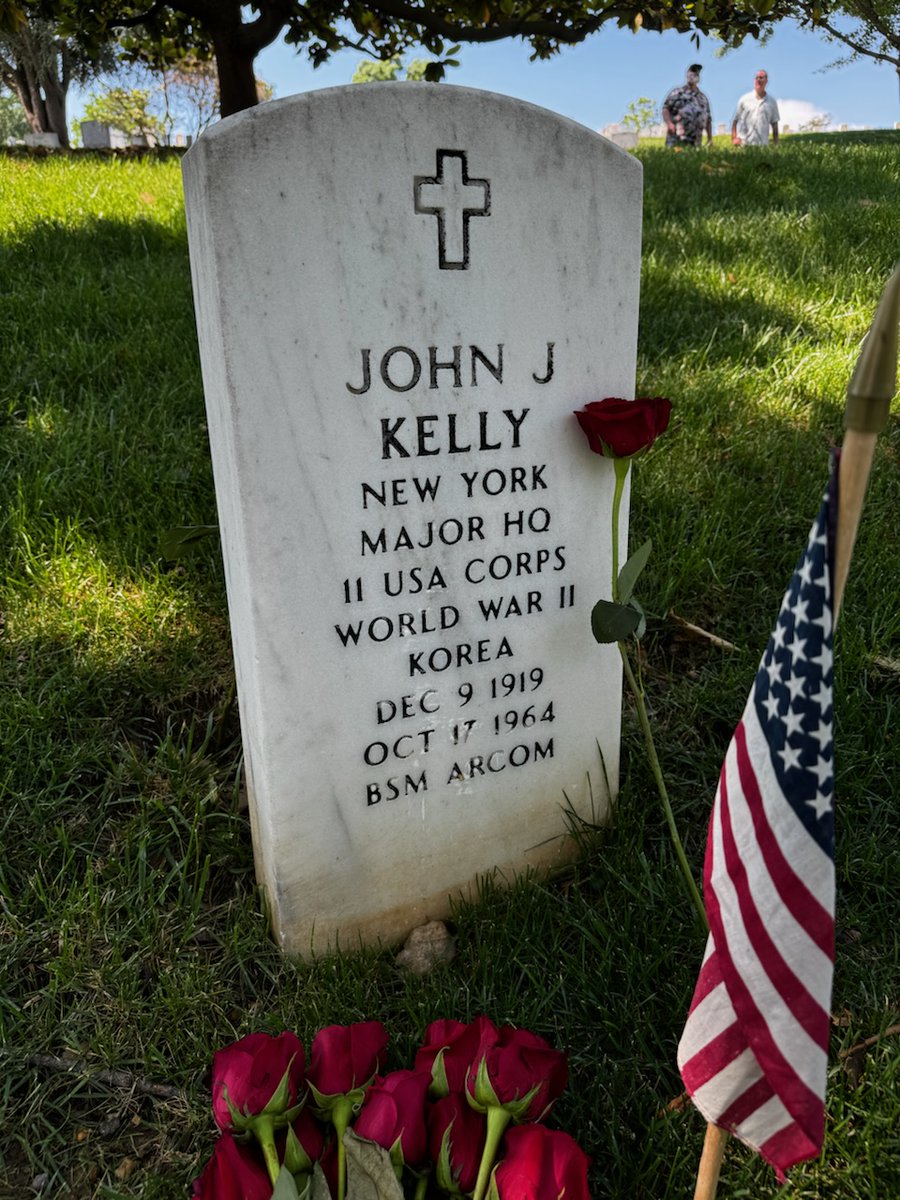 My friend, a veteran and Gold Star Family member, @Keith_Humphrey tends to my father's grave at Arlington National Cemetery every year. I am so very grateful.