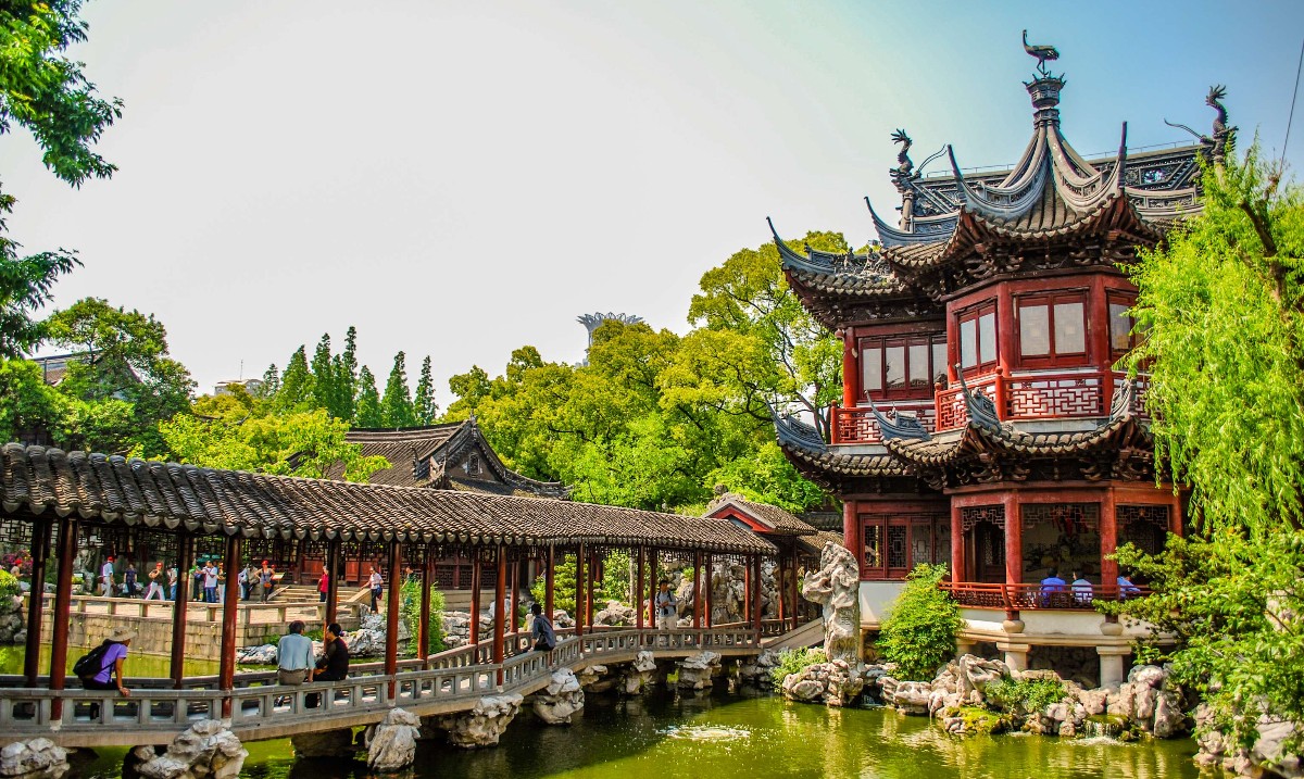🤝 Old meets new in #Shanghai. On a walking tour, you can travel back in 🕰️ time, going from modern residential and commercial buildings to 400-year-old city streets and buildings full of antiques.

Tour with #GrayLineShanghai