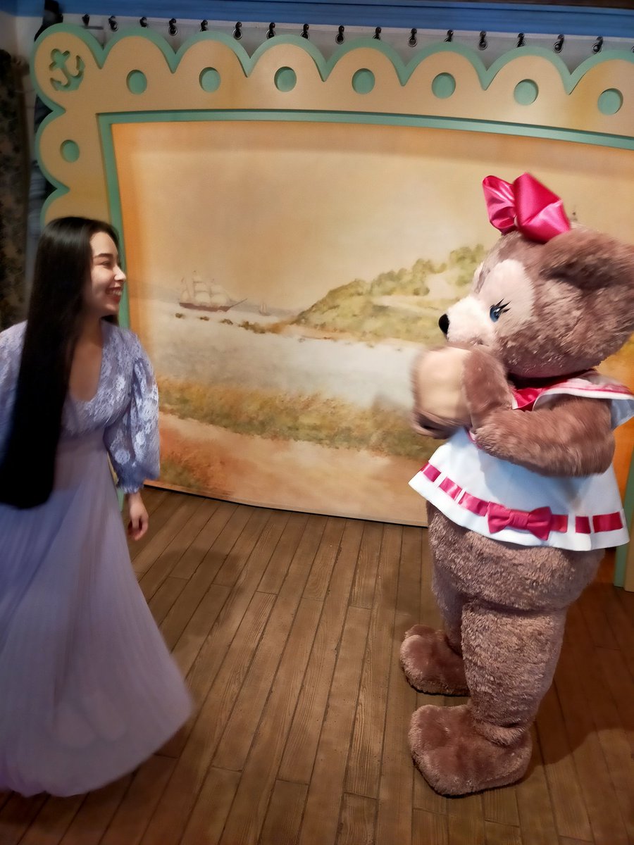 asuk_a192's tweet photo. 髪長姫とも呼ばれるラプンツェル
シャンプーのcmを参考に制作されたそう☺
紫色のワンピースを着ていったら
「ラプンツェルみたいだね！くるっと回って見せて！」とキャラクター達に言われてニヤニヤしてる

ファンタジースプリングスまであと少しですね！ https://t.co/1sMhhIusEq