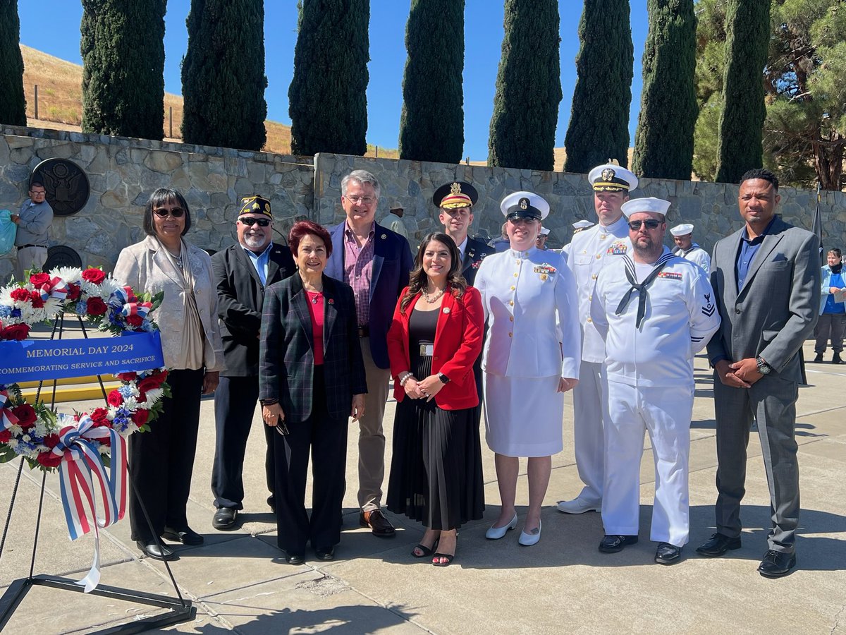CASenCaballero's tweet photo. We gathered in solemn reverence for the Memorial Day Rememberance Service at the San Joaquin Valley National Cemetery in Santa Nella.

This weekend, let’s reflect on the men &amp; women who made the ultimate sacrifice for our freedoms &amp; the family &amp; friends who mourn their loss. https://t.co/2mYLmQgSZs