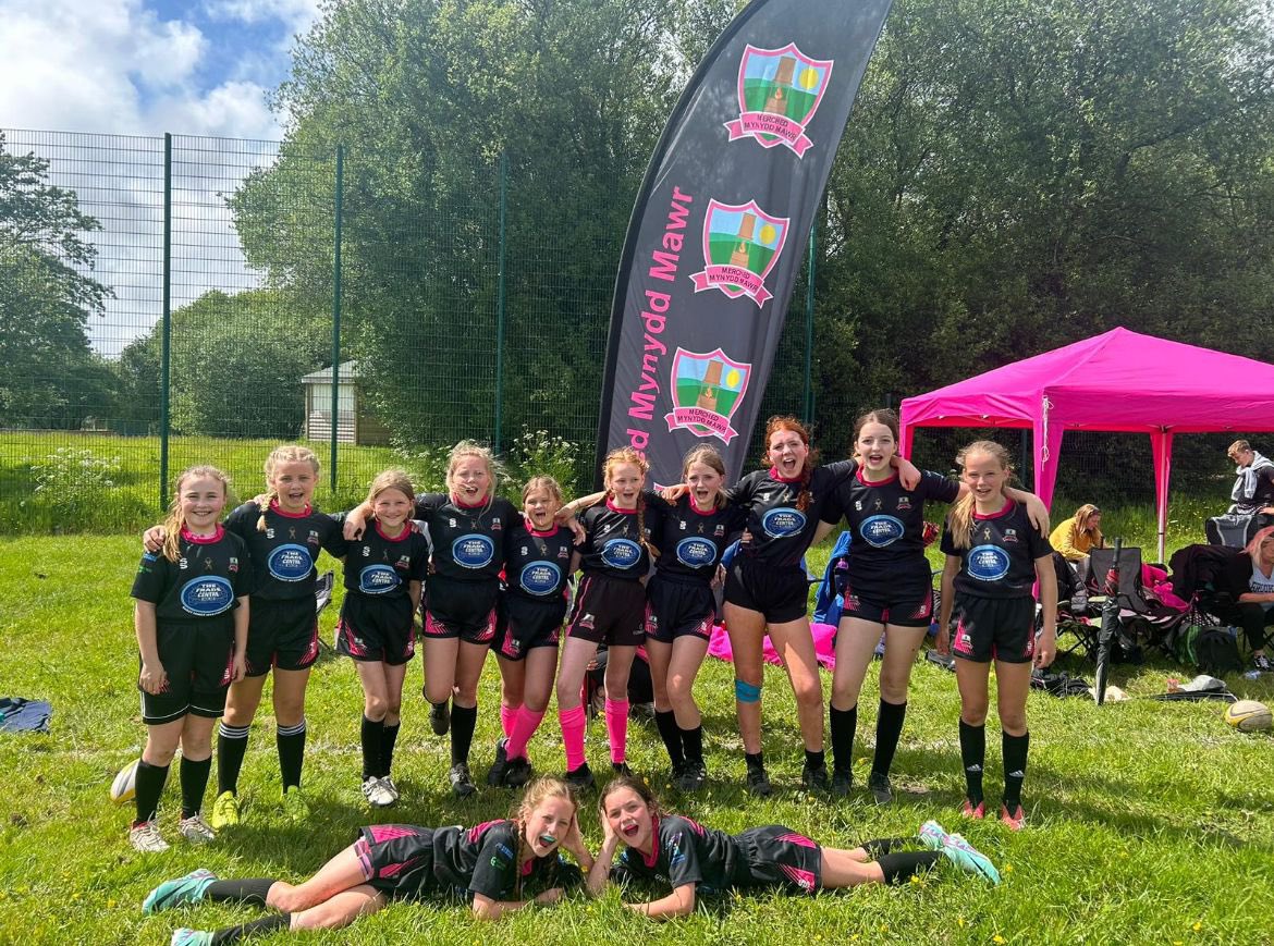 Da iawn i’r U12 sy wedi wynebu cystadleuaeth galed yng Ngŵyl Sospans heddiw! Diolch Sospans am gynnal, mae’r merched wedi mwynhau! 

A massive well done to the U12’s taking on tough competition at the Sospans Festival today! Thank you Sospans for hosting, the girls have enjoyed!