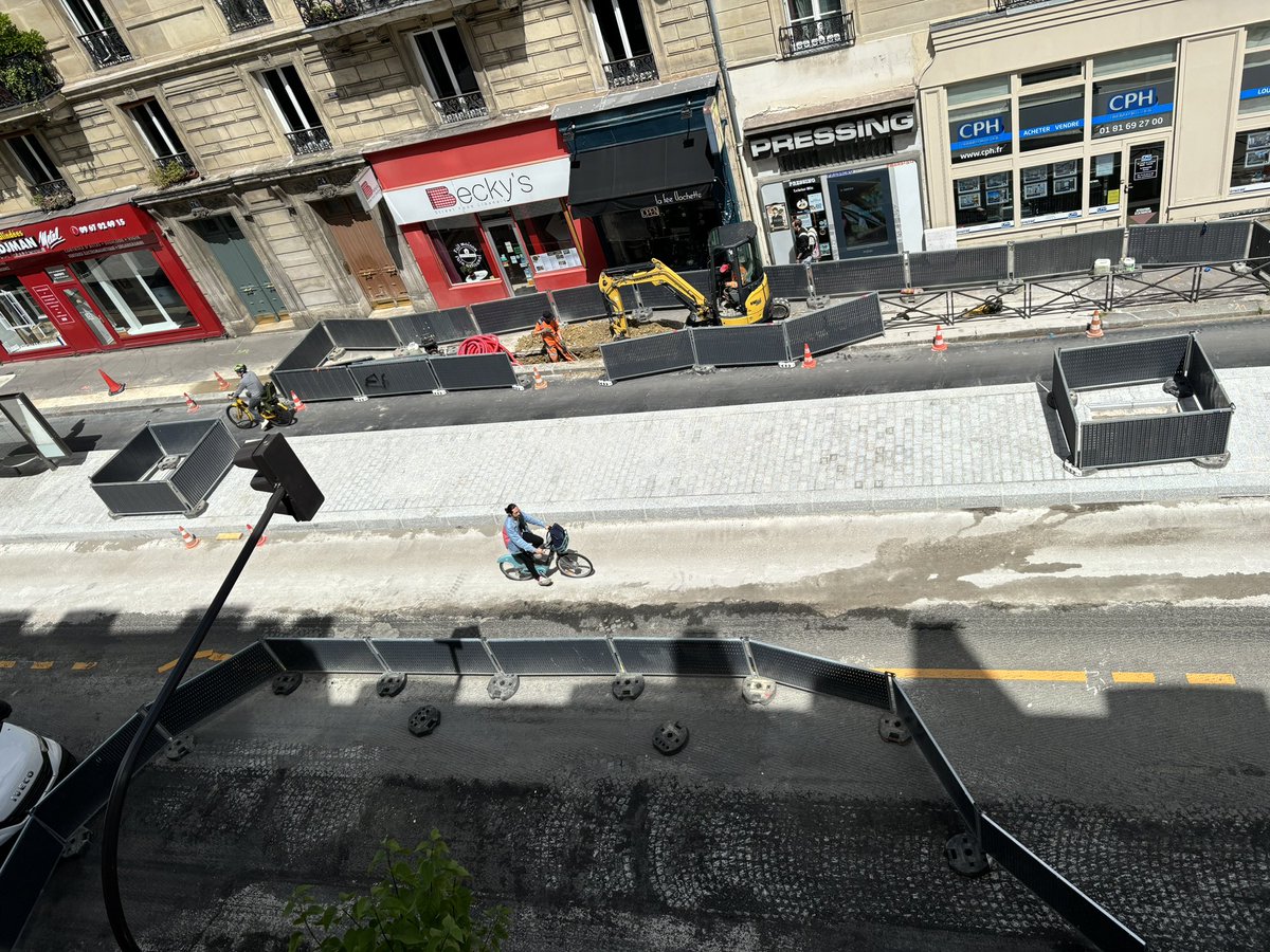 stephanecdm's tweet photo. @DidierRykner Dans le meme coin, rue Claude Bernard, 60m2 de terre-plain totalement inutile…entre 2 « futurs  arbres »…. Incomprehensible! https://t.co/l1FFygHg8m