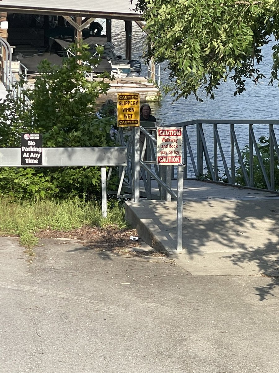 producedbyreele's tweet photo. @cityofwestmemphis found your keys sitting on the little thing right at the start of the downward slope of E Dock at lake Ouachita Denby . Didn’t take it, but it’s there as of 5:30 CST. https://t.co/e7WQfm7JcC
