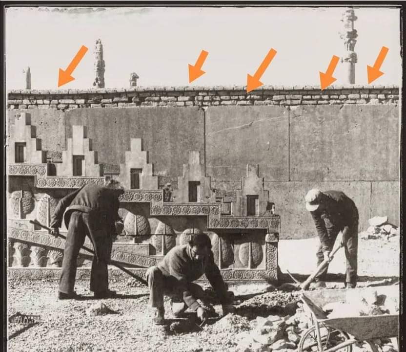 #فکت
دوربین عکاسی در زمان #کوروش_کیفیر اختراع شده
پ.ن: عکس باستانی از ساخت تخت جمشید که کارگران در حال سلخت آن هستند دلیل بر این ادعاست