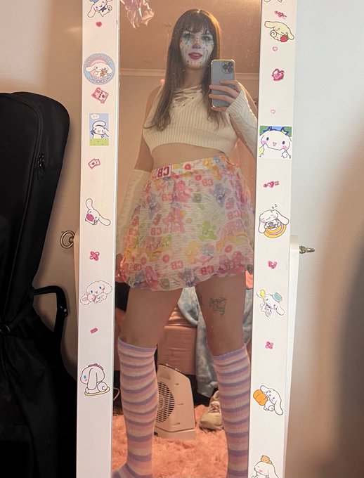 Clown girls be glowing 😌💕🩷 https://t.co/PeQuOK2Km3