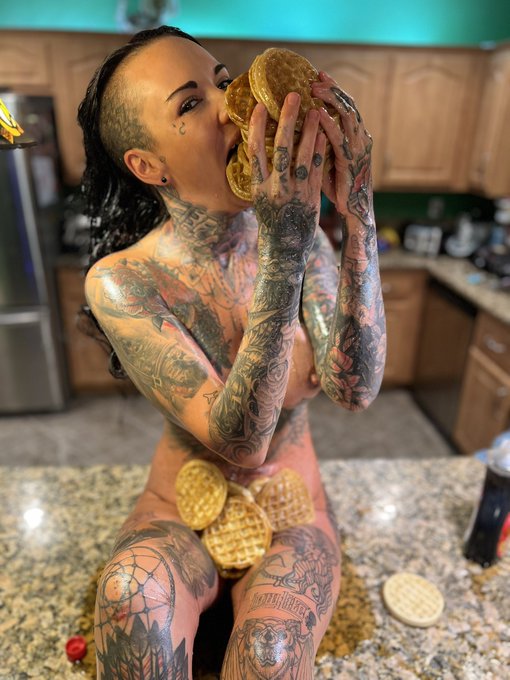 SHOW ME THE 3RD PHOTO ON YOUR PHONE! No cheating!  @jackontherockss ❤️🧇 https://t.co/AJv1tYQxRC
