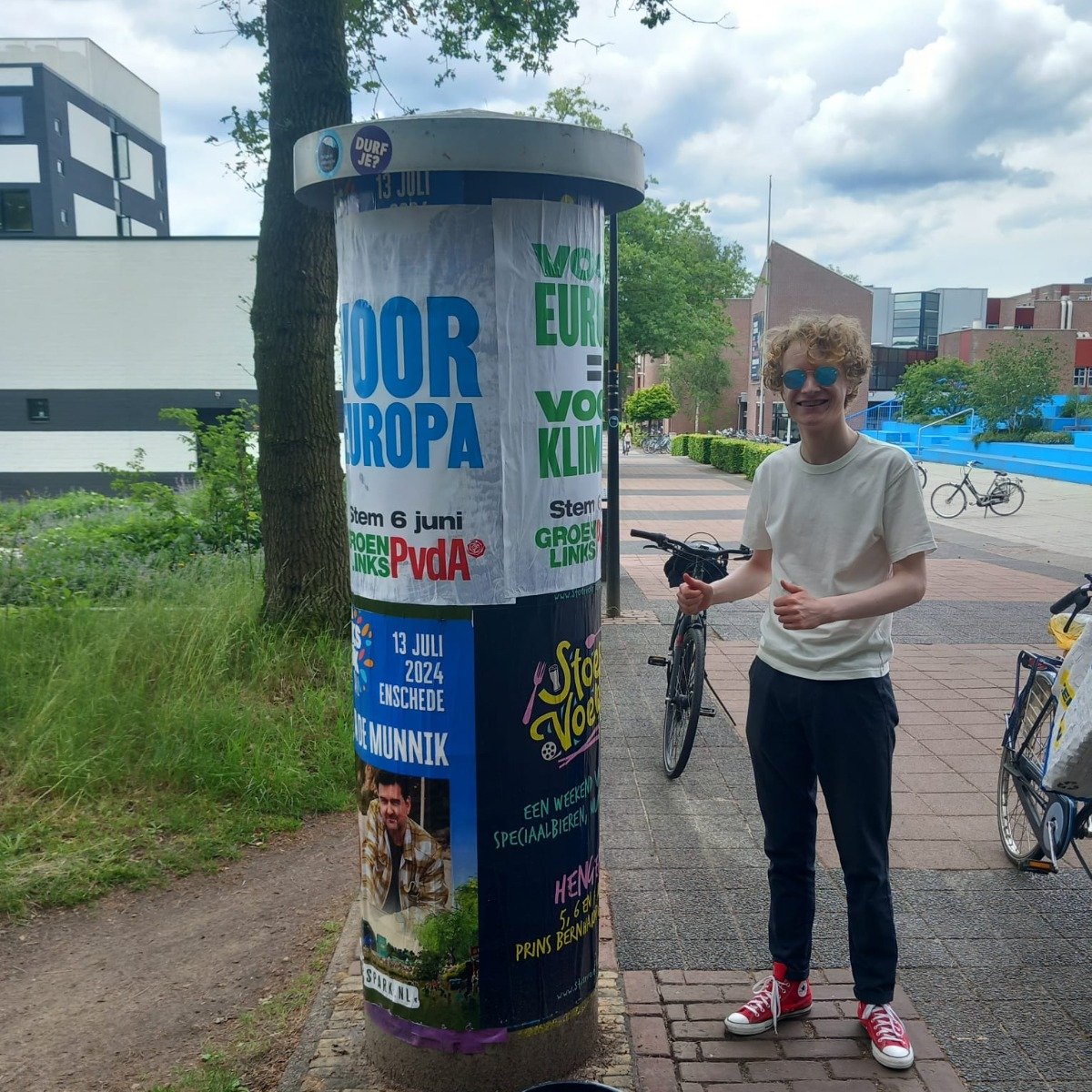 6 juni zijn er verkiezingen voor het Europees Parlement. Dat betekent posters plakken! Ook hier op de campus van Universiteit Twente. 💪  #StemVoorEuropa