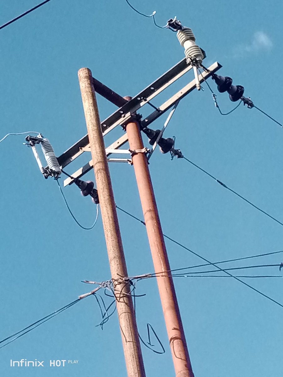 Osnardygz's tweet photo. Desde tempranas horas habitantes d la comunidad villa Macagua está SIN ENERGIA ELECTRICA por falla interna se disparó un fusible.
Vía al pao av José gumilla frente a los galpones d la central hidroeléctrica Antonio José de Sucre "Macagua" @CorpoelecInfo @delcyrodriguezv @_Vpsops https://t.co/L4HsFkKE1X