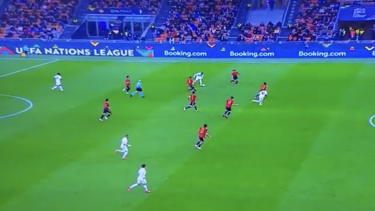 vincentverb's tweet photo. 2021: Mbappé scores after his starting position was offside. The goal is approved because his opponent touches the ball along the way.

2024: Lopes scores after his starting position was offside. The ball is touched along the way by a Club Brugge player. The goal is disallowed. https://t.co/q8FpJnvloP