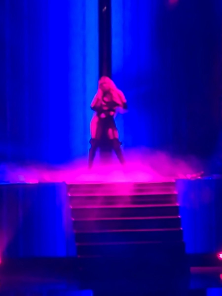 esorvenn's tweet photo. Best night ever!!! #pf2 #gagcitybirmingham @NICKIMINAJ https://t.co/HQKNZkGDaV