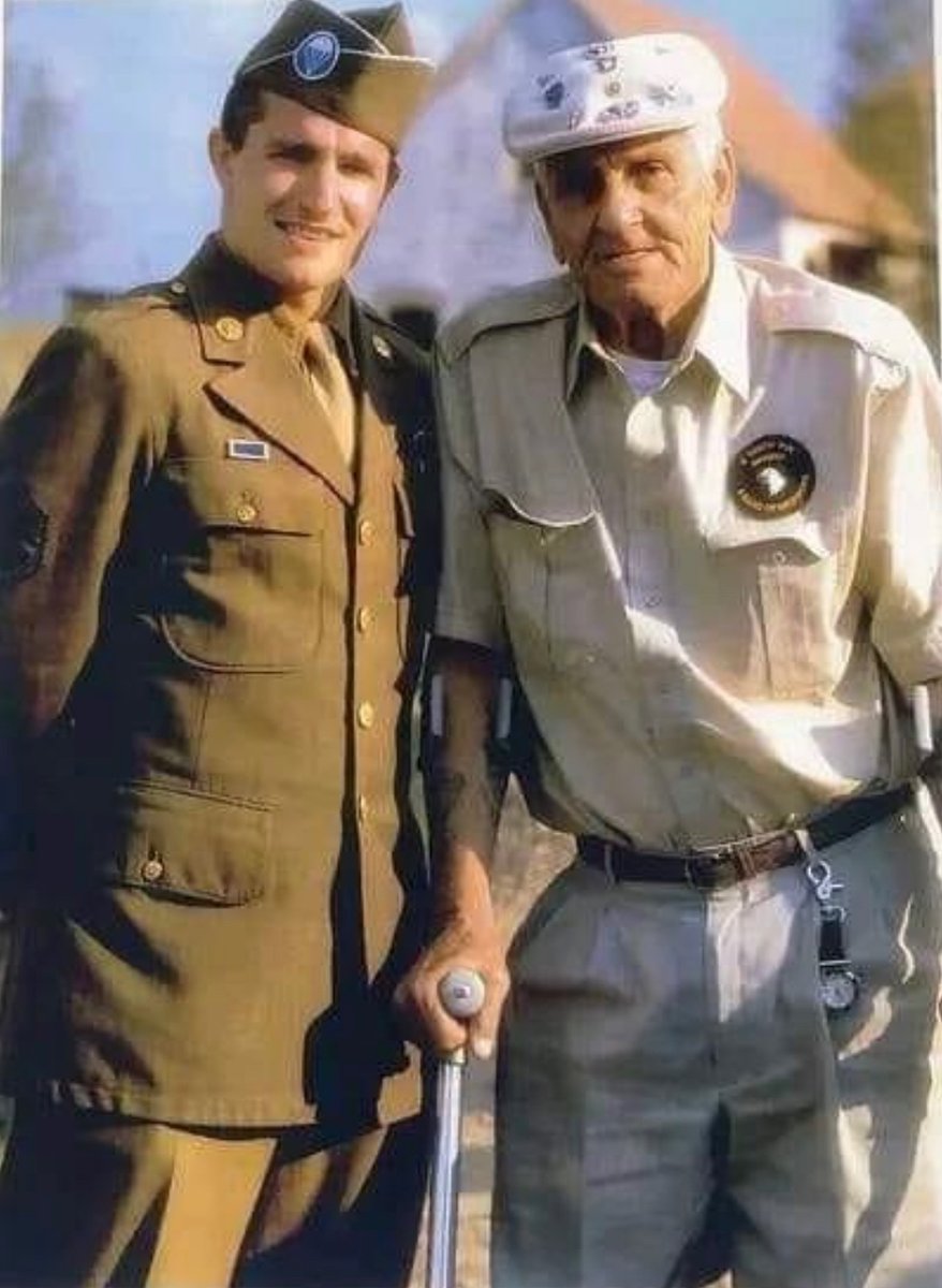 The great Bill Guarnere and the man who portrayed him brilliantly in Band of Brothers, @frankjhughes. 🪂