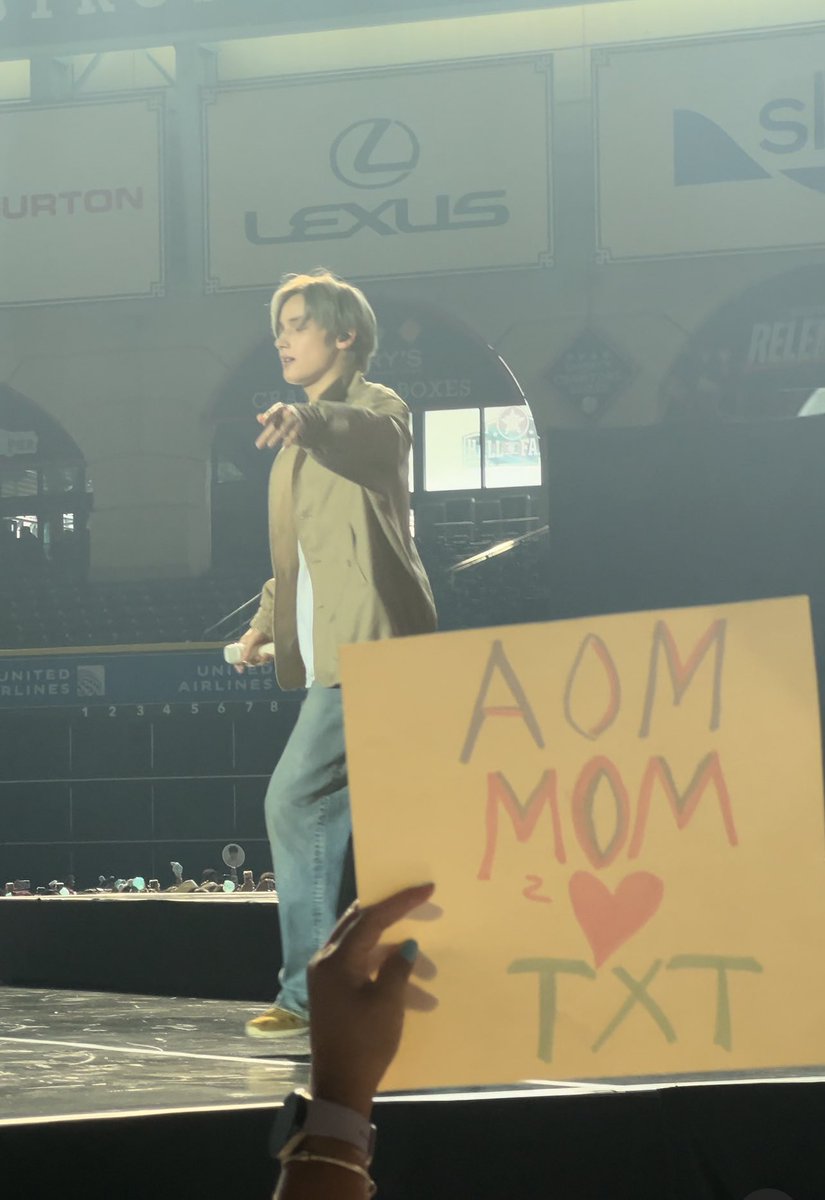 if this is your mom, we’re all respectfully asking for her to hold her sign down at eye level .. she’s at barricade and does not to be holding it so high. basic concert etiquette🫶🏼 xx

#TXT_in_HOUSTON #TXT_ACT_PROMISE  #TXT_TOUR_ACTPROMISE  #ACT_PROMISE_IN_HOUSTON #ACT_PROMISE