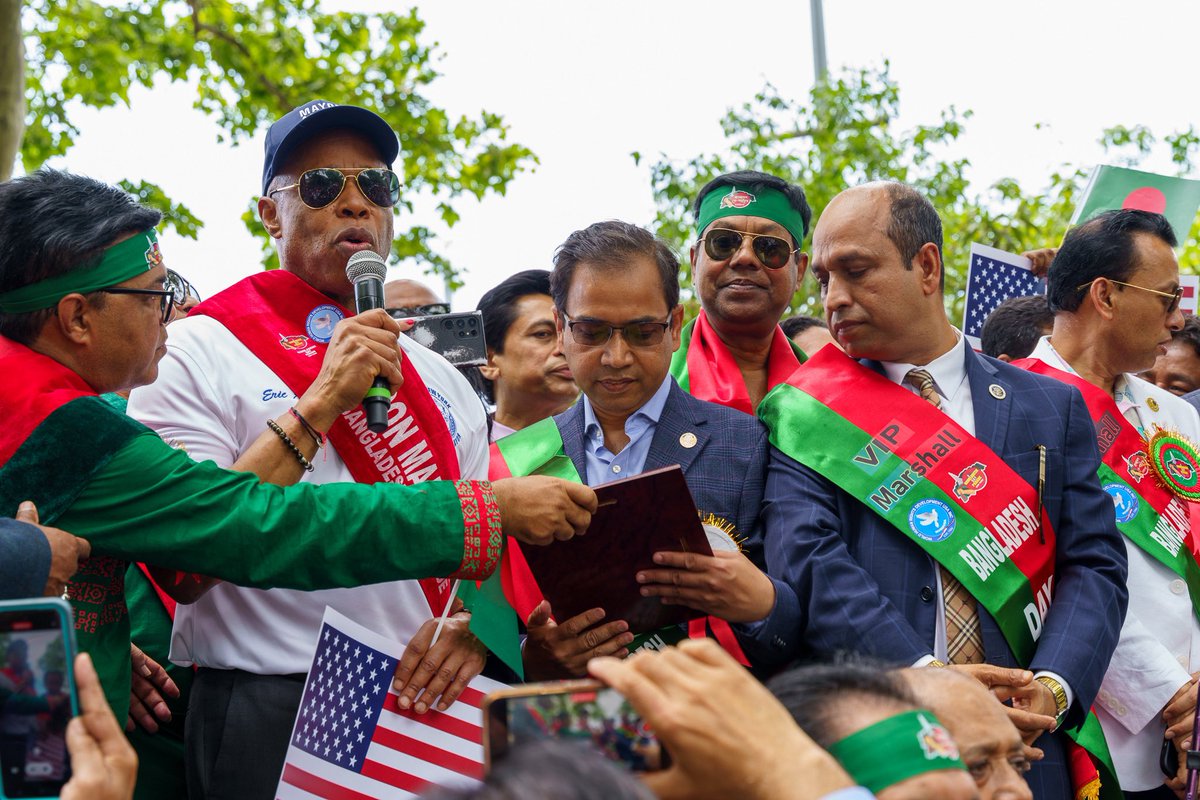 NYCMayor's tweet photo. More than 100,000 Bangladeshi New Yorkers call our city home and it's a joy to march with them at today's Bangladesh Day Parade #inQueens! https://t.co/cYTWNXqvhn