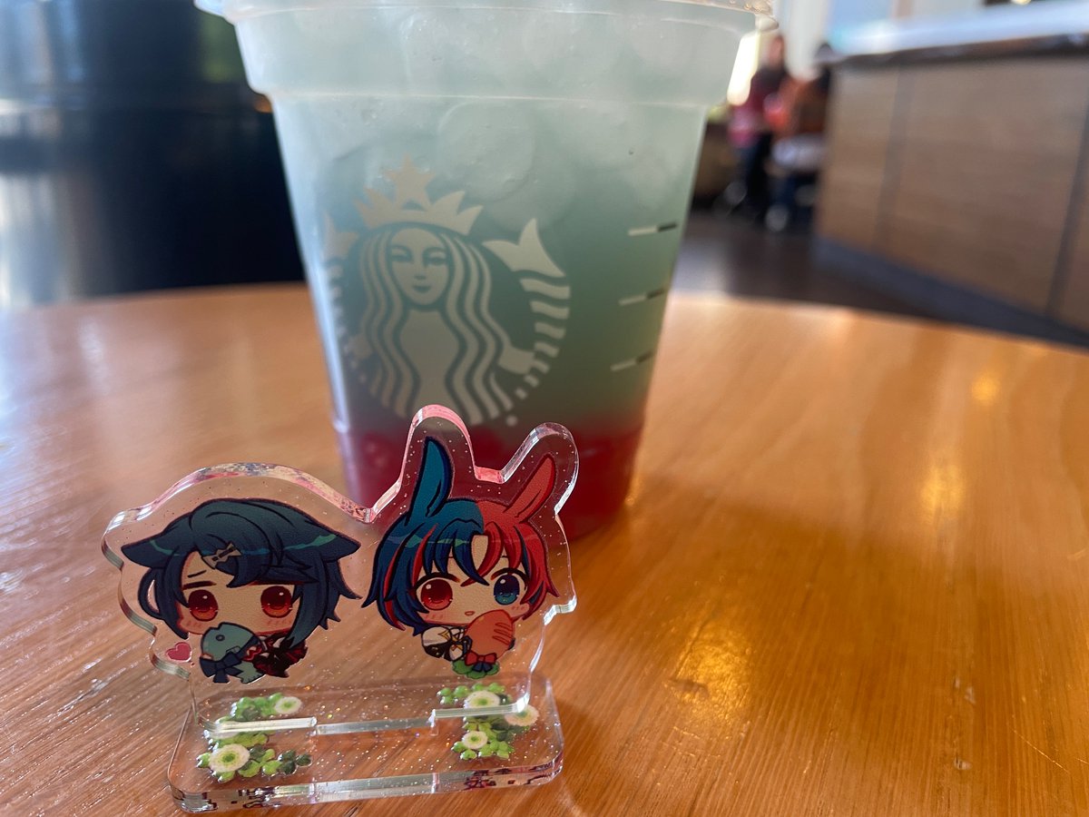 サンプルの写真ほど鮮やかな青じゃなかったけど、スタバスタリュドリンクきめてきた！ US Starbucks has a drink with Aleacryst colors :) 🩵❤️