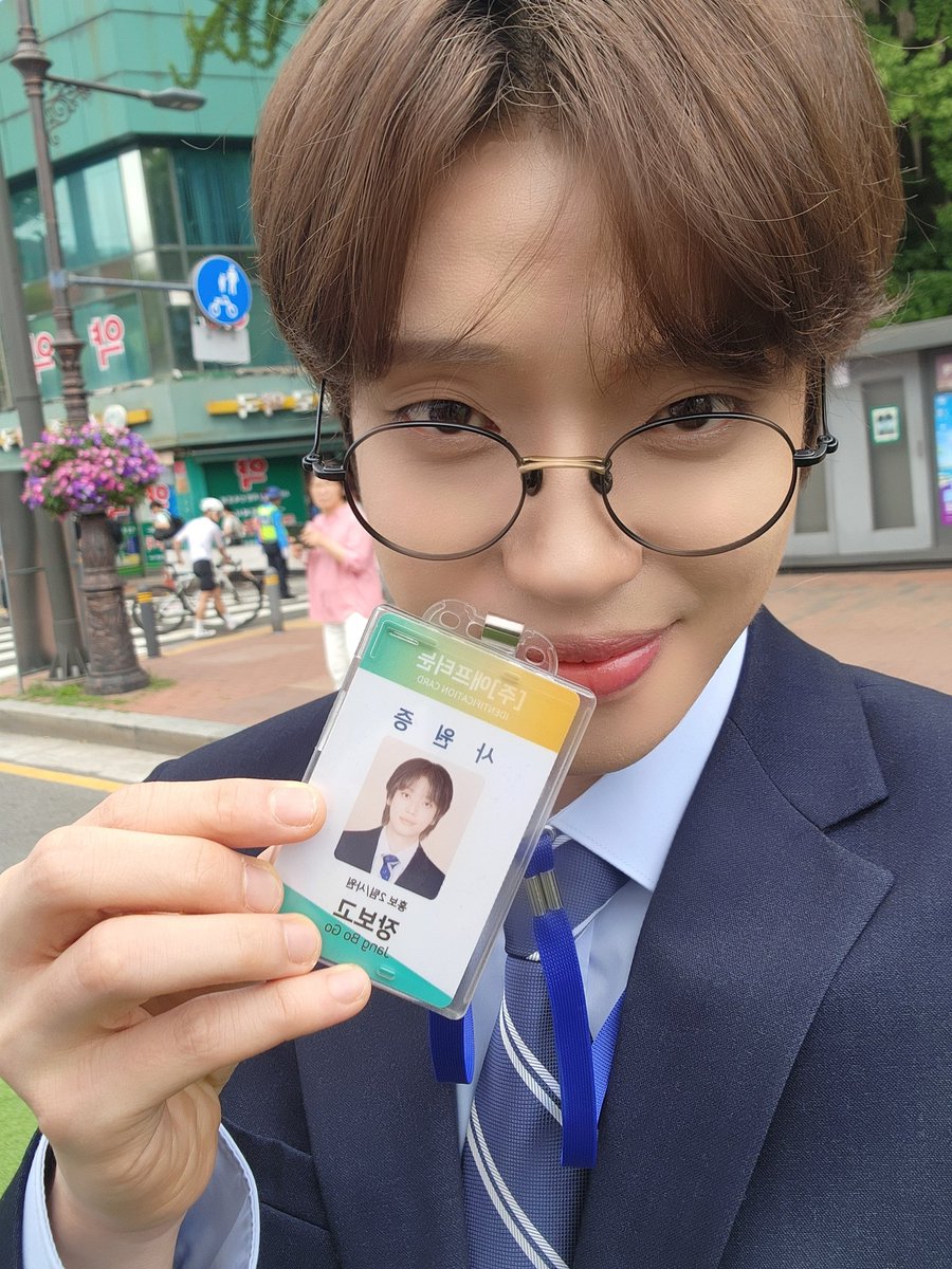 [#녤모닝👋]

녤모닝!
어제 비가 많이 와서 오늘은 평소보다 살짝 기온이 낮대 ㅎ
출근 중이야?
나는 오늘 쉬어 ㅎ
이제 대만 콘서트도 열심히 준비 시작해야지 !!
이번 주도 힘내고!!
내일 만나자 ㅎ

#니엘 #NIEL