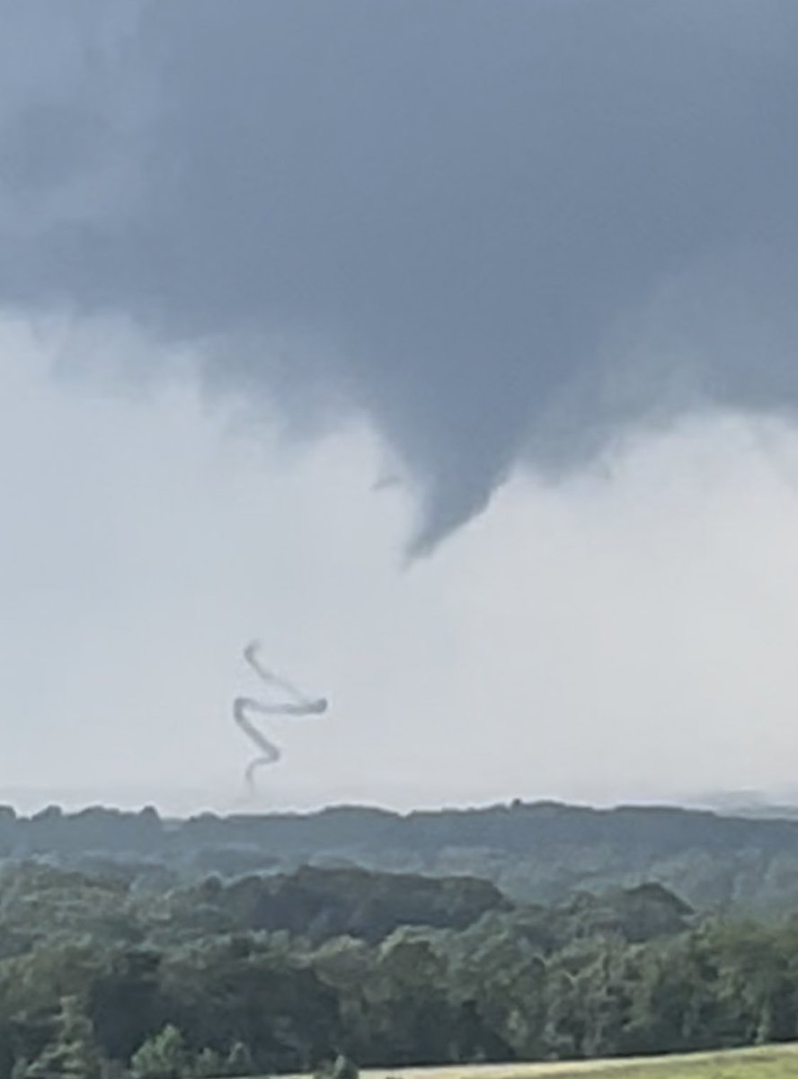 Jaw dropping vortex on tornado earlier near Houston, Missouri #mowx #tornado <a href="/ReedTimmerUSA/">Reed Timmer, PhD</a>