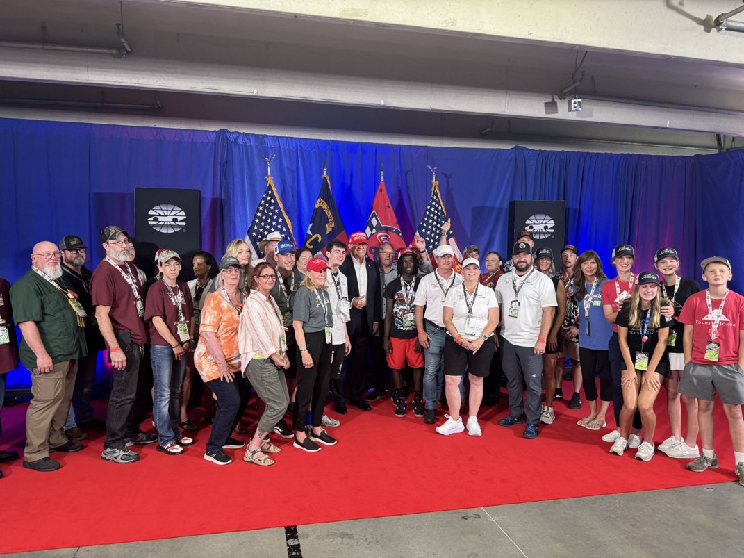 President Trump met with Gold star families before the Coca Cola 600. 🙏🏼 📸: @margommartin