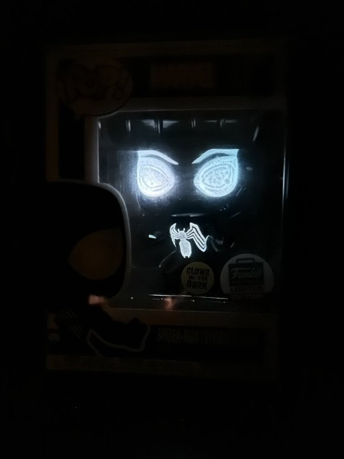 Everyone is Tweeting their Symbiote Spider-Man pop that just dropped. I just got mine in the mail the other day, but it does not compare to this ☝🏻. This 👋🏻’s. Glow game is strong. Still the superior pop I like them both doe. 🙏🏻 @MOESKIDZ for this 💎. 💯 a favorite now.