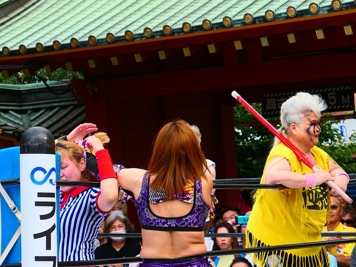 ihnoadodes's tweet photo. あの大物メンバー達を、あの狭いリングでさばくバニーさん✨
緊張したと思いますが、
グッドレフェリングでした👍
#LLPX
#バニー及川 https://t.co/VbU37al9QU