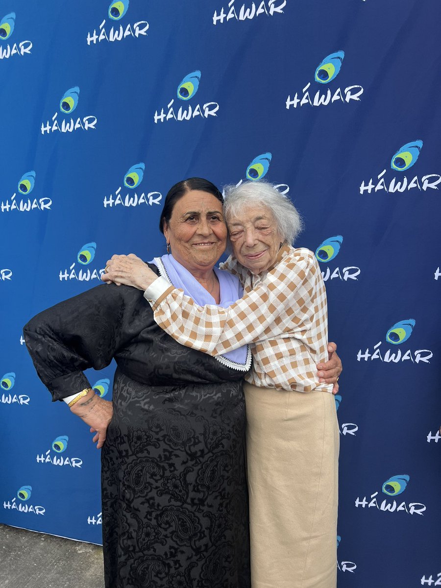 DuezenTekkal's tweet photo. Mama Tekkal und #MargotFriedländer beim heutigen Benefizspiel der @HawarHelp #ScoringGirls. ♥️ 
Dieses Bild hat mein Herz berührt. https://t.co/tIMgAyKVtz
