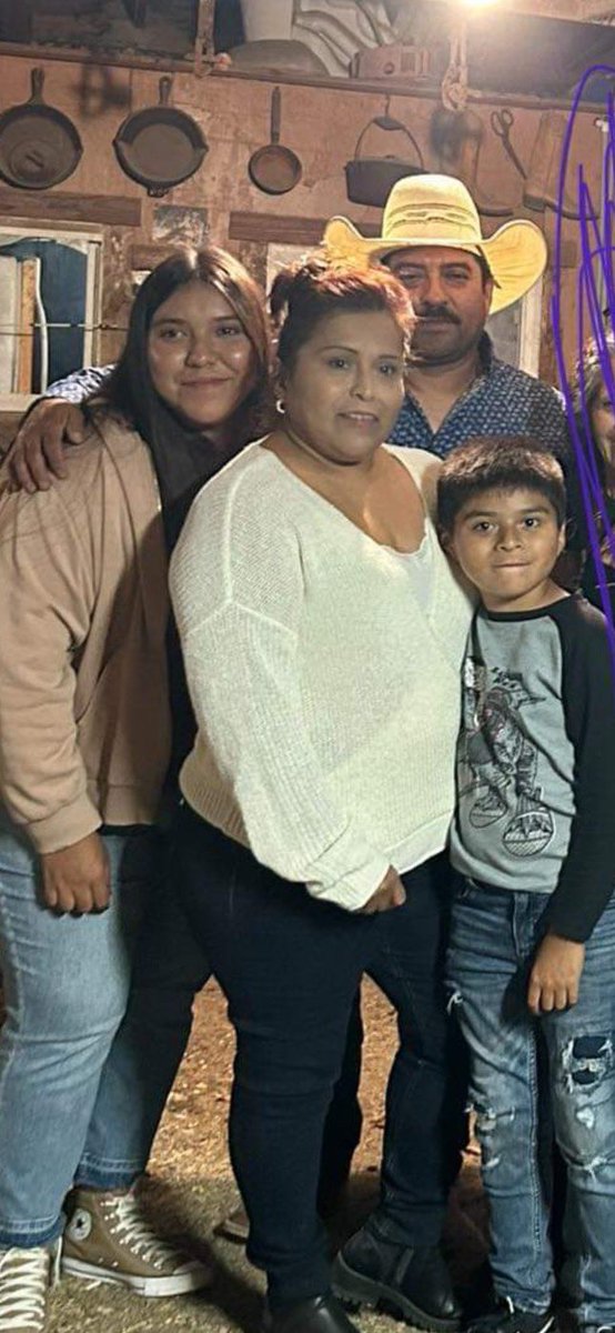 These are the Esparzas. 

This mom, daughter &amp; son all
died in the tornado that hit #ValleyView. 

Dad survived, but required surgery.

If you’d like to help, here is a link:  gofundme.com/f/support-for-…

<a href="/wfaa/">WFAA</a> 
#tornado
#txwx