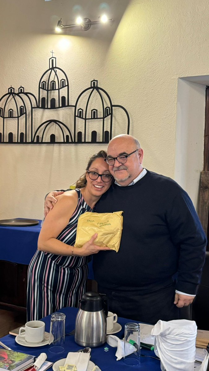 Con #Virginialaparra , fiscal guatemalteca que, por luchar contra la corrupción y la impunidad, ha pasado ya dos años en la cárcel y sigue enfrentando criminalización. Recibe en mano, emocionada, miles de cartas de activistas de <a href="/amnistiaespana/">Amnistía Internacional España</a> . <a href="/AmnistiaOnline/">Amnistía Internacional Américas</a>
<a href="/amnistiamexico/">Amnistía Int. México</a>