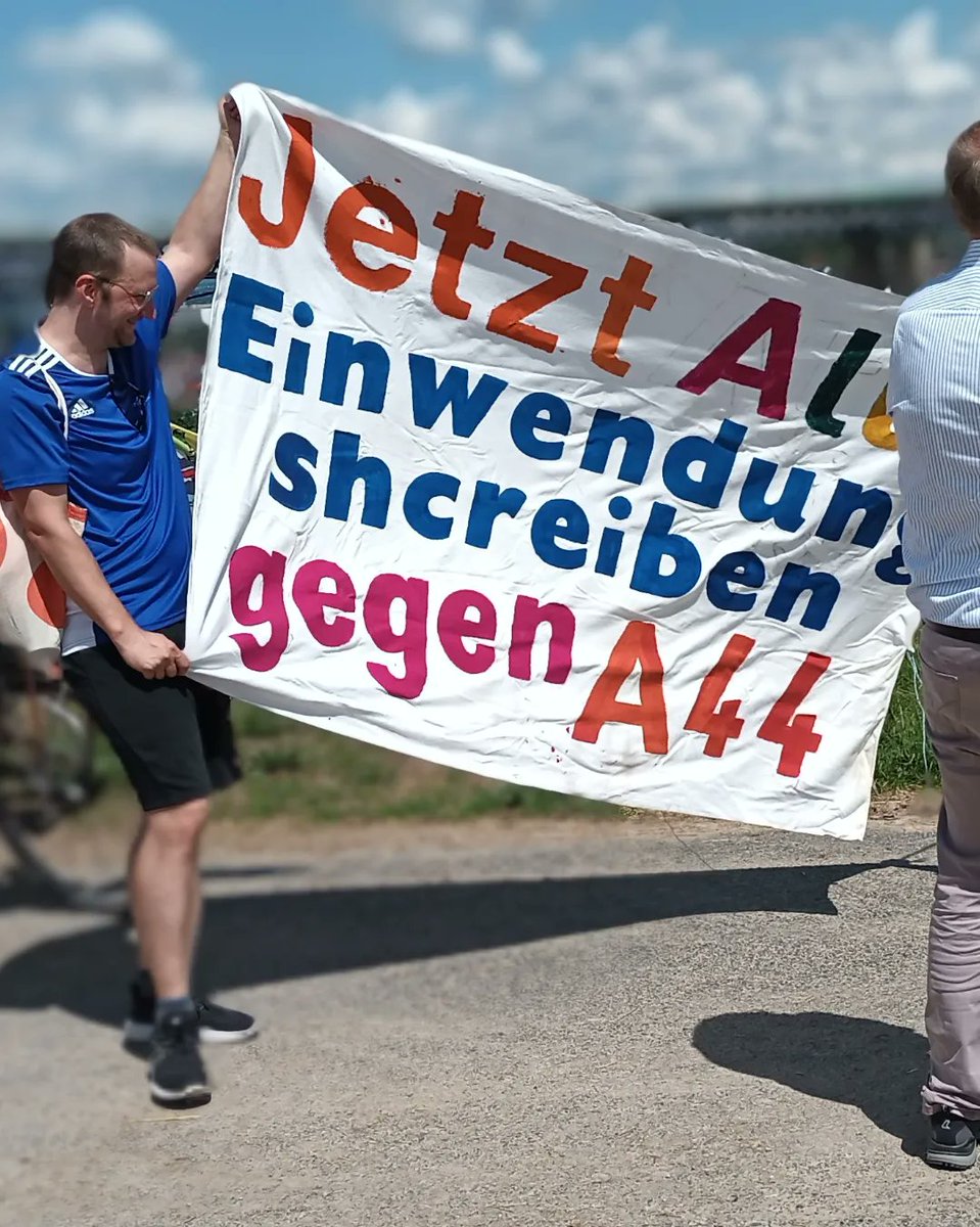 Über 50 Menschen beteiligten sich heute am 1.#Trassenspaziergang auf dem geplanten Ausbau der #A44 + dem verschwenkten Neubau der #BergshäuserBrücke. 
Anwohner:innen wiesen auf die enorme #Naturzerstörung durch die aktuelle Planfeststellung hin. Bis 20.7. #Einwendungen schreiben!