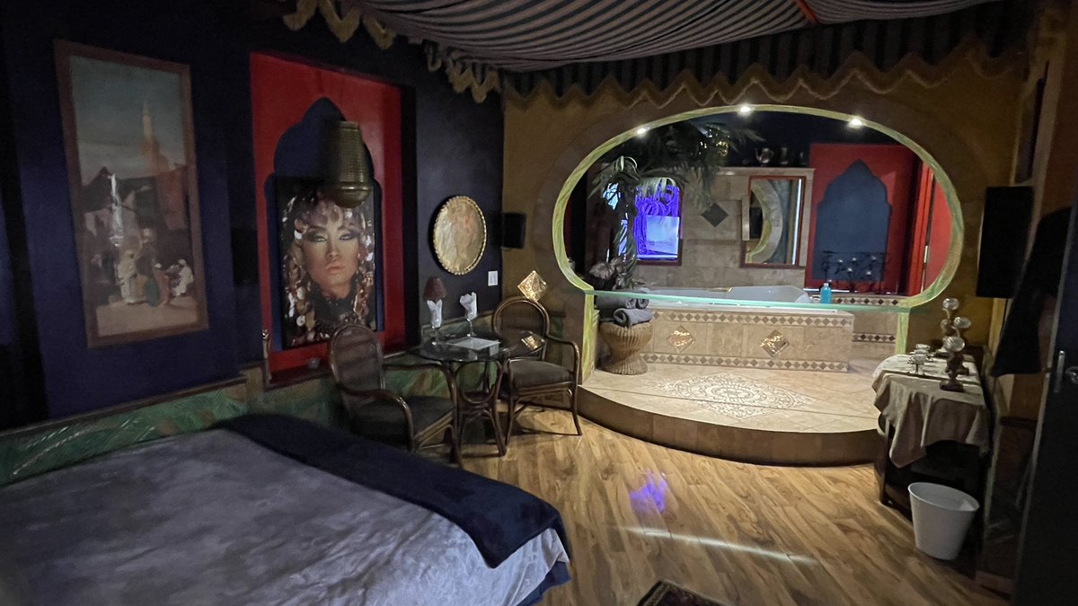 brent_bellamy's tweet photo. Checked out the Mariaggi Hotel for Doors Open. A hotel in Winnipeg’s Exchange District for 120 years. Themed suites since 1986.

People who have stayed there:
Dolly Parton
Pat Sajak &amp; Vanna White
Phil Collins
Rodney Dangerfield
Tom Selleck
Dudley Moore
Dan Ackroyd
Mr. Dressup https://t.co/OLXiAOdQwo