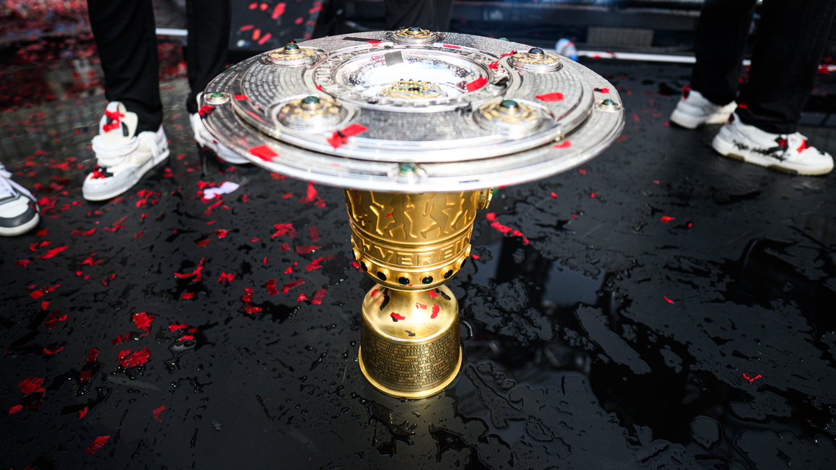 bayer04_en's tweet photo. New header photo 🏆🏆

#Bayer04 | #Winnerkusen #DeutscherMeisterSVB https://t.co/U6XilmCuuk