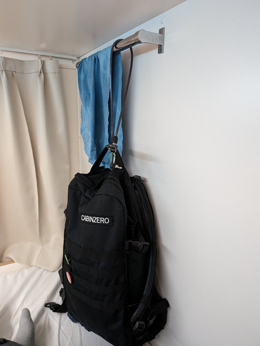 takaodesu1224's tweet photo. 僕のドミトリー盗難対策
バックパックをチャリのループ鍵で固定し、チャックは番号鍵
誰かの参考になれば👍
#ゲストハウス #ドミトリー #cabinzero #旅 https://t.co/LxI3Sh0P9b