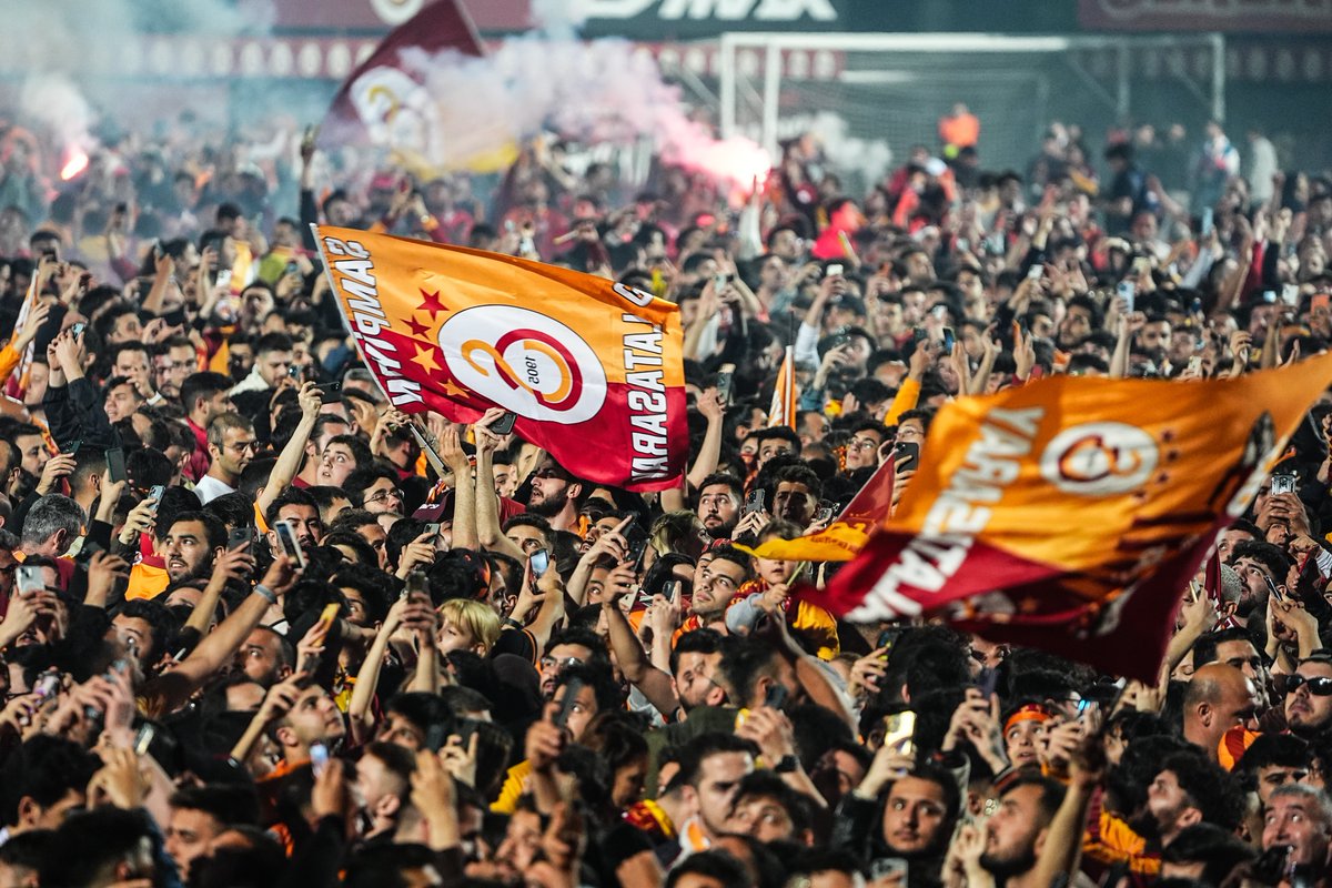 ŞAMPİYON GALATASARAY İSTANBUL'DA Galatasaray taraftarı Florya'da takımını bekliyor ntv.com.tr/galeri/sporsko… Foto: AA