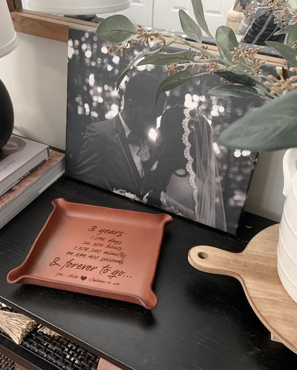 easycanvas's tweet image. Long weekends are made for creating lasting memories! Bring your wedding day back to life this #MemorialDay Weekend with our elegant canvas prints. 🎊🎞️  easycanvas.sale/twitter