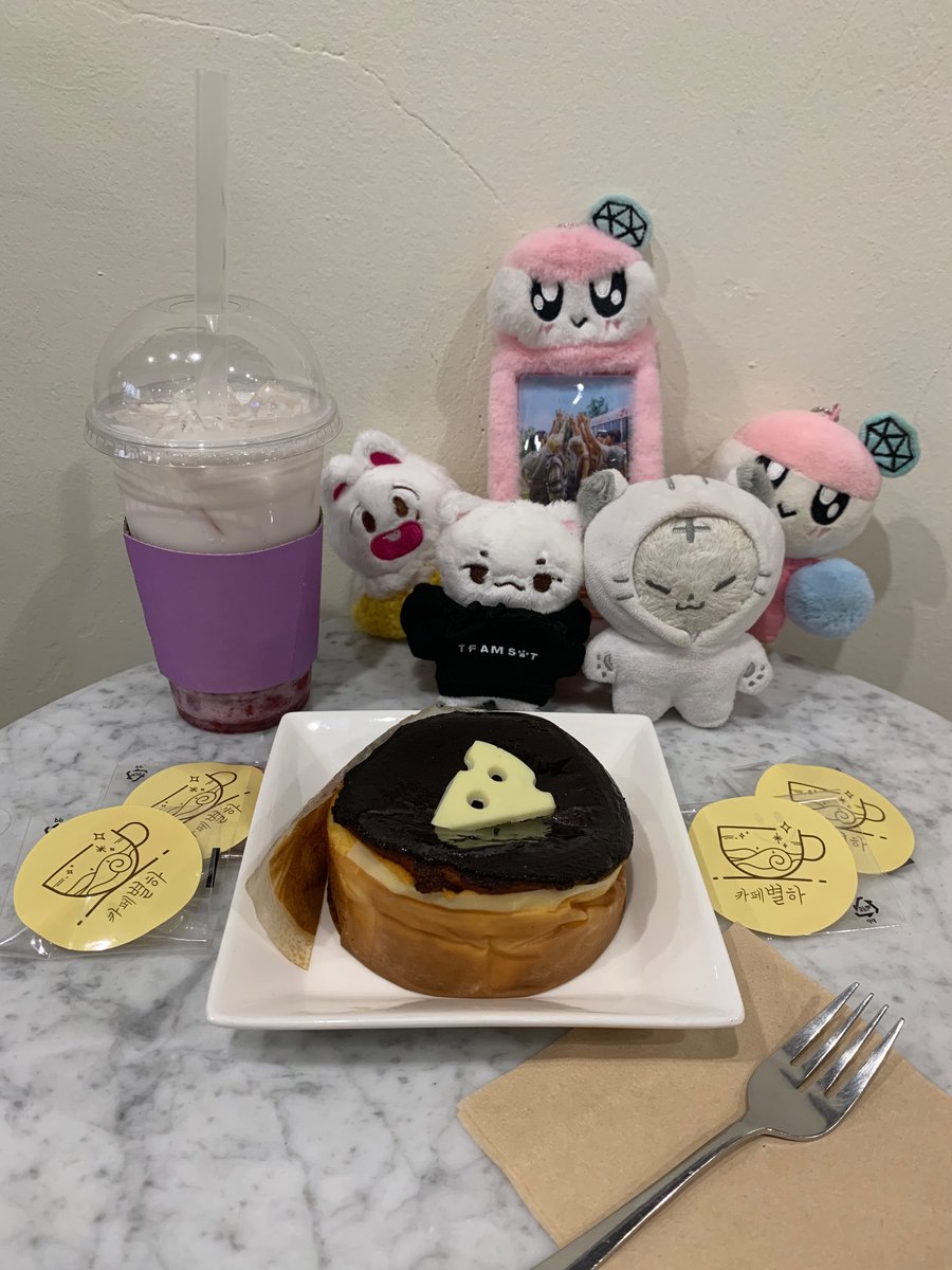 mahal_carat's tweet photo. 우리 세븐틴 9주년 축하해요~~~
우리 함께 행복하자~

#세븐틴의_지휘에_맞취_캐럿들은_함께_연주할게
#SVT_SECOND_TO_NONE
#SEVENTEEN #세븐틴 #SVT @Cafe_byeolha https://t.co/R2jrBCwqqM