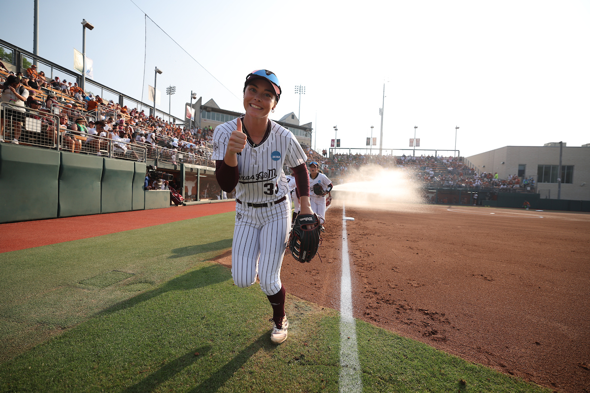 AggieSoftball's tweet photo. We're underway on ESPN2 👍

#GigEm https://t.co/N2gtwW7i16
