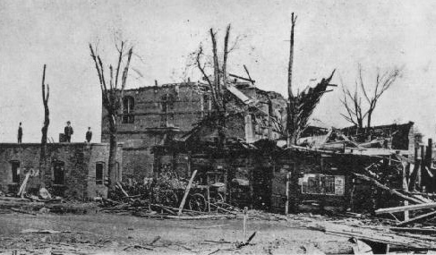 sobreriesgos_'s tweet photo. En 1917 (hace 107 años) ocurren varios #tornados en #Mattoon (#Illinois, #EstadosUnidos) que dejan saldo aproximado de 108 a 293 fallecidos y unos 638 heridos (se tuvo casos de doble registro), es hasta la fecha el 3er evento ciclónico más mortífero del área. #desastreshistóricos https://t.co/diTRG1ZT18