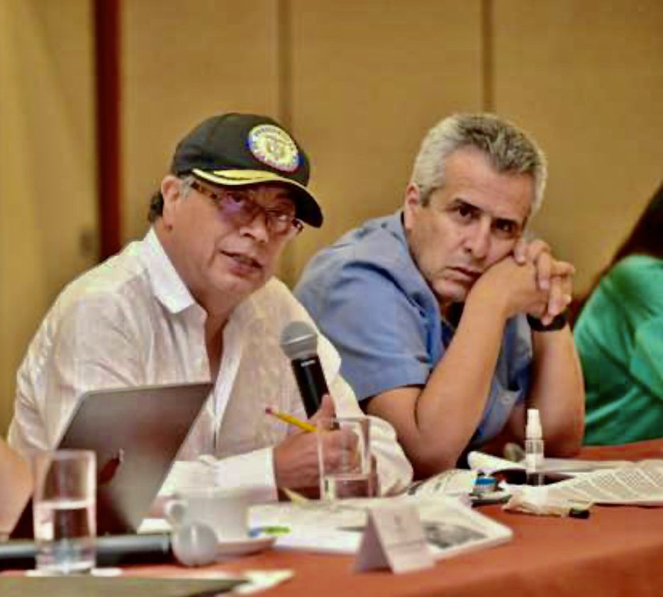 Jhonffonseca's tweet photo. ¿Crees que Ministro del Interior , Luis fernando velasco y Petro son SOCIOS-DELINCUENTES?

Si =❤️
Obvio = 🔁
No = 💬 https://t.co/dbit2EE8Av
