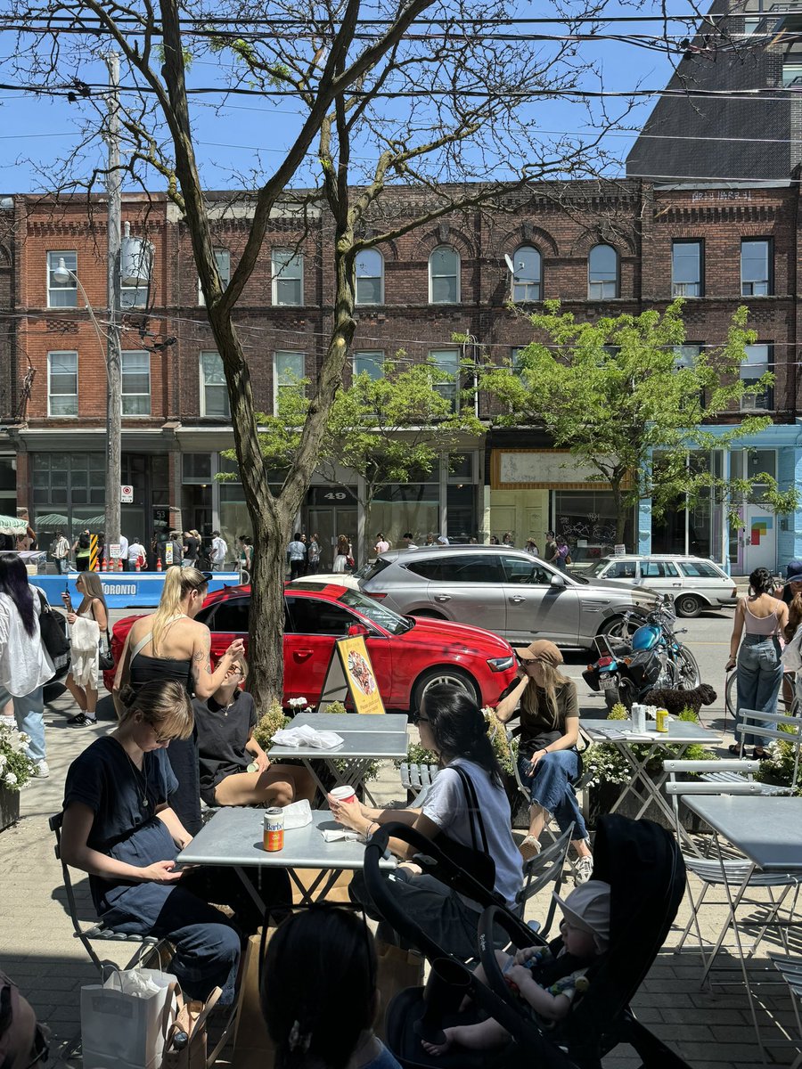 AlexDRMather's tweet photo. Pedestrianize Ossington. https://t.co/NOyrQXJmnI