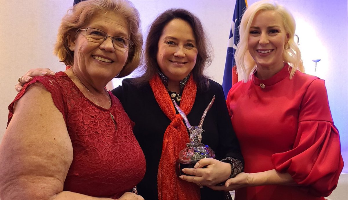 It was such an honor for @TFRW to present the Champion of Freedom award to First Lady Cecilia Abbott for her work on Texanthropy! Thank you for trusting me to lead on this SOLD OUT event! #txlege