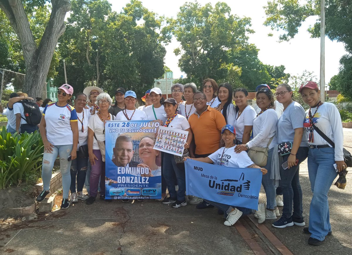 sansimon_ad's tweet photo. ¡Las mujeres están comprometidas con recuperar la democracia en Venezuela!

Toma del mercado los bloques en unidad promoviendo la candidatura de nuestro próximo presidente @egonzalezurrutia 

#Unidadyvoto https://t.co/y394UHBDgv