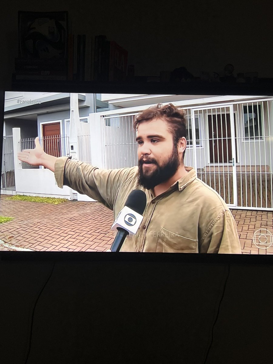 biimolina's tweet photo. Pra não esquecerem do rostinho desse bonito. Recebeu água DE DOAÇÃO!!!!!! e tentou vender. Negociando água que foi doada pra faturar enquanto metade da cidade que ele mora, Canoas, clamava por água. Quando foi pego, ainda tentou quebrar a câmera da equipe de jornalismo. https://t.co/Hy5lA5xCPJ