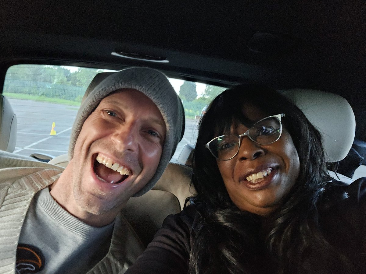 That moment when Chris Martin @Coldplay saw me struggling to walk, had his car stop and gave me a lift. Blooming amazing. Can't believe this happened. 

What a decent bloke ❤️

We had a nice chat too. He is single and likes #Luton 😉

Thx again @BBCR1.

#BigWeekend
#SeeMyLuton