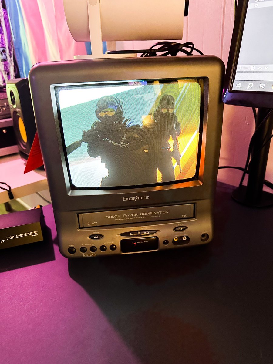Time to flirt with boys on the CRT TV in CSGO