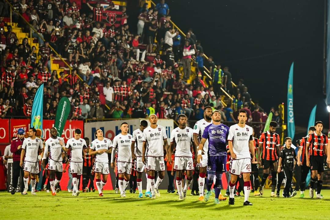 ¡Dictadura Morada! #Saprissa goleó a #Alajuelense 3-0 y alcanzó el TETRA CAMPEONATO nacional. Mejores rachas 🔽 1 Hexacampeonato: 1972, 1973, 1974, 1975, 1976 y 1977. 1 Penta: 2005-06, 2006-07, INV 2007, VER 2008 e INV 2008. 1 Tetra: AP2022, CL2023, AP2023 y CL2024...