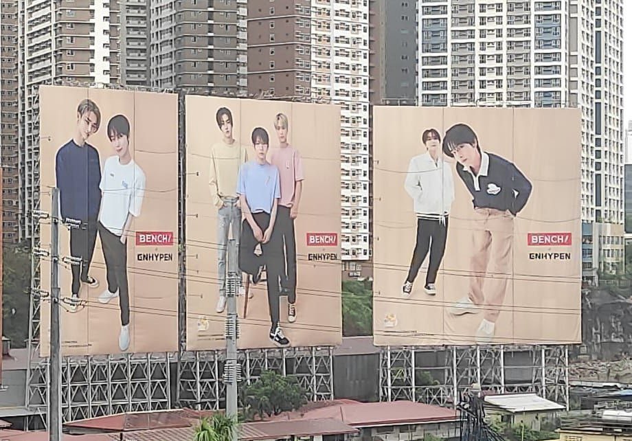 マニラに到着したのは誰だと思いますか?そう、それは私たちです！私たちは新鮮な衣装を着て着陸しました、そしてここのエネルギーは電気的です！今週の日曜日、5月28日にMOAアリーナで開催されるBENCHとENHYPEN A Sweet Experience Funmeetで皆さんにお会いできるのを楽しみにしています。