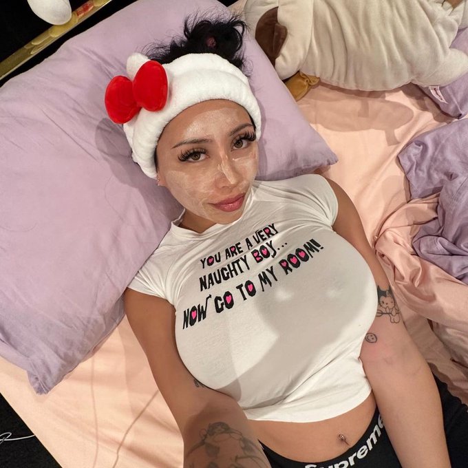 &ldquo;plz&rdquo; for free nudys 🙄💕 https://t.co/mlSdWoBz9W