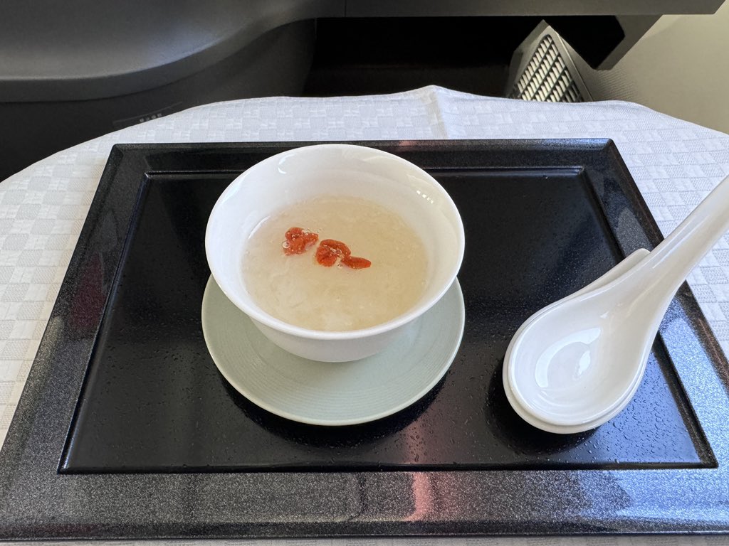 台北松山行きのエバー航空のフライトで食べた中華料理と「エバーグリーン スペシャル」カクテルは最高でした!🍈🍹🥟🍜